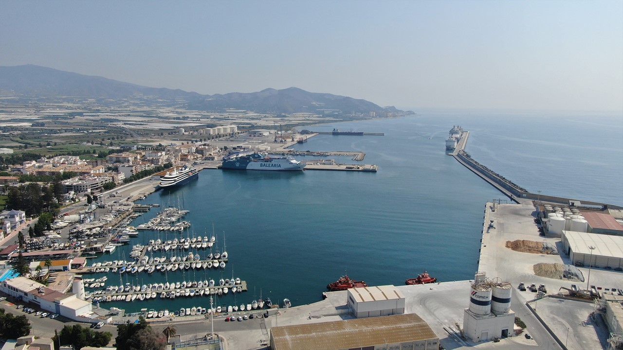 Motril aprueba bonificar el ICIO para crear una nueva estación de servicio de carburantes en el entorno del puerto